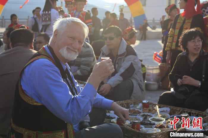 图为Corrado Politi在云南绿春参加哈尼长街宴。 黄大象供图 摄 云南旅行达人与意大利“老哥”的相互鼓励:“一起加油”