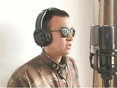 上图:杜富国正在进行播音录制。张 鹏摄 用声音传递力量!“播音员杜富国”上线啦