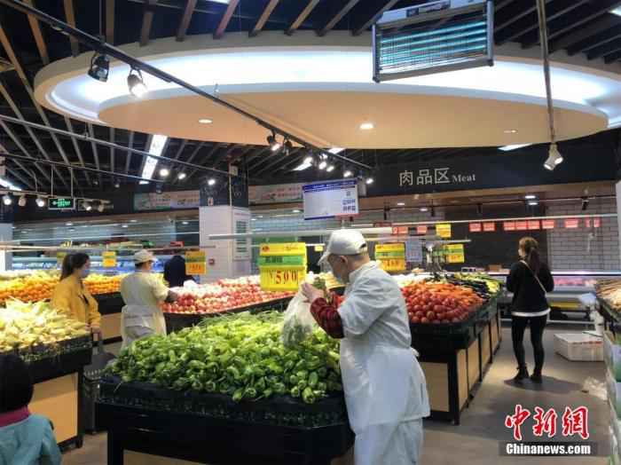 图为3月24日,湖北孝感一家商超内,市民选购食材。中新社记者 梁婷 摄 探访湖北孝感:小城渐寻烟火气 返岗复工正当时