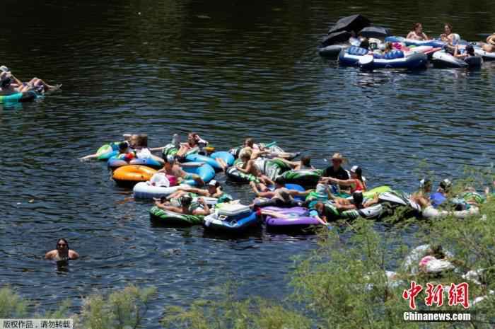 6月29日消息,美国连续第3天新增病例突破4万例,亚利桑那州和得克萨斯州住院人数则创下纪录。图为当地时间6月27日,美国亚利桑那州民众在河道漂流消暑。 全球累计确诊超1000万例 死亡病例破50万例